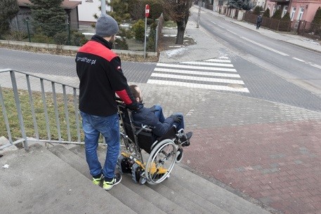 Nowy wózek schodowy dla inwalidy