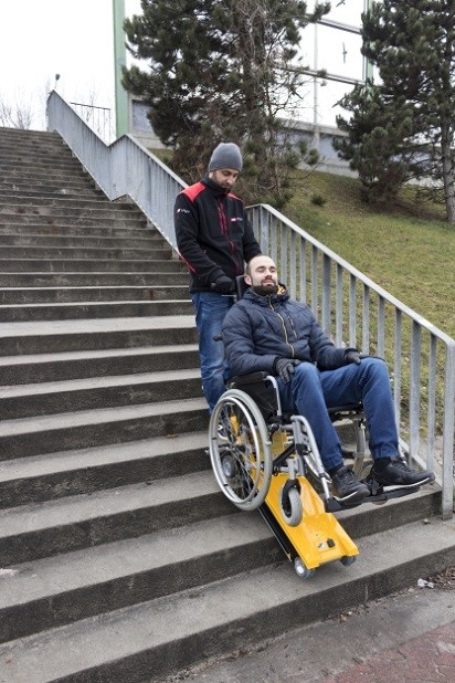 Wnoszenie niepełnosprawnego po schodach