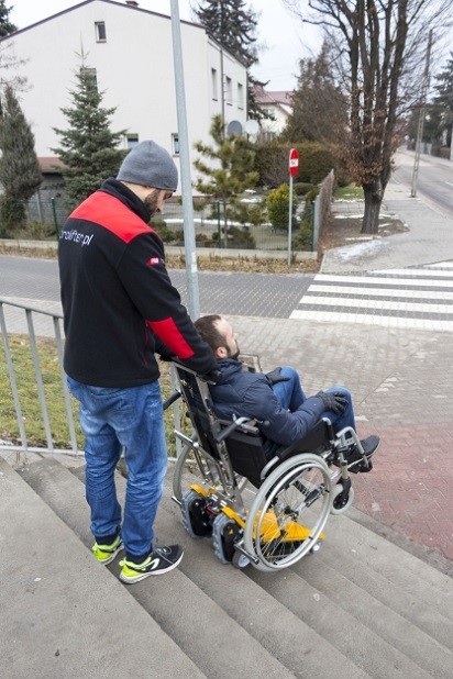 Transport osoby niepełnosprawnej po schodach