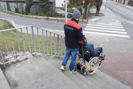 Schodołaz z wózkiem inwalidzkim