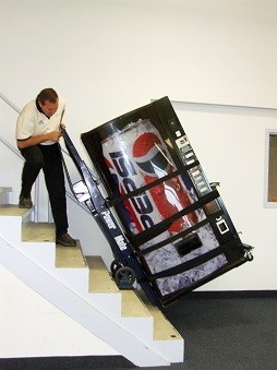 wnoszenie automatów sprzedających po schodach