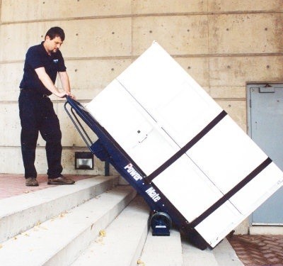 wnoszenie lodówki side-by-side po schodach