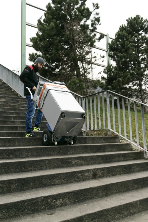 Transport białego agd po schodach