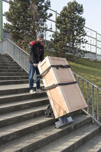 Dźwiganie szaf pancernych po schodach