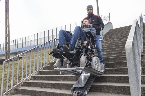 transport osoby niepełnosprawnej po schodach