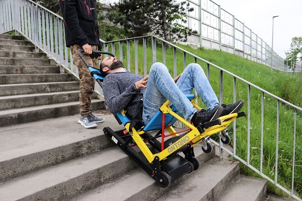 Wnoszenie, znoszenie osób niepełnosprawnych po schodach